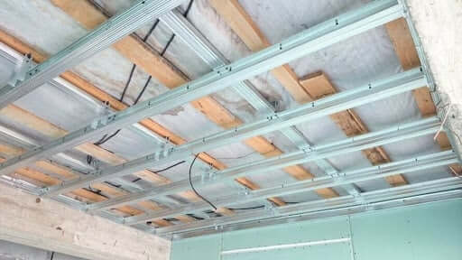 Как сделать потолок из гипсокартона на двухуровневом каркасе?