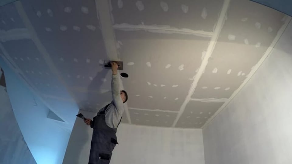 Как шпаклевать потолок?